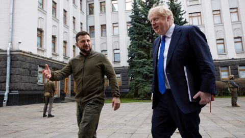 En esta imagen proporcionada por la Oficina de Prensa del Presidente de Ucrania, el Presidente de Ucrania, Volodymyr Zhelensky, recibe al Primer Ministro del Reino Unido, Boris Johnson, en Kiev, a la izquierda.