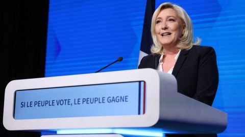 마린 르펜이 프랑스 대선 1차 투표가 끝난 후 지지자들에게 연설하고 있다.