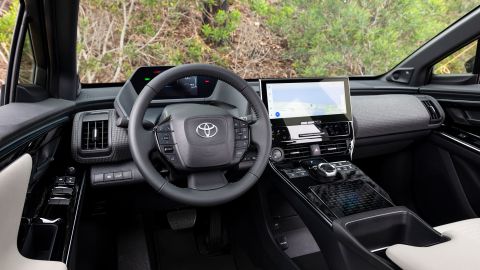 L'intérieur de la Toyota BZ4X est épuré et facile à utiliser.  Contrairement à certains autres VUS électriques, il n'a pas de rangement sous le capot, mais il y a beaucoup de place à l'intérieur.