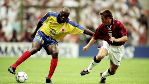 Rincón takes on Graeme Le Saux of England during a World Cup match.