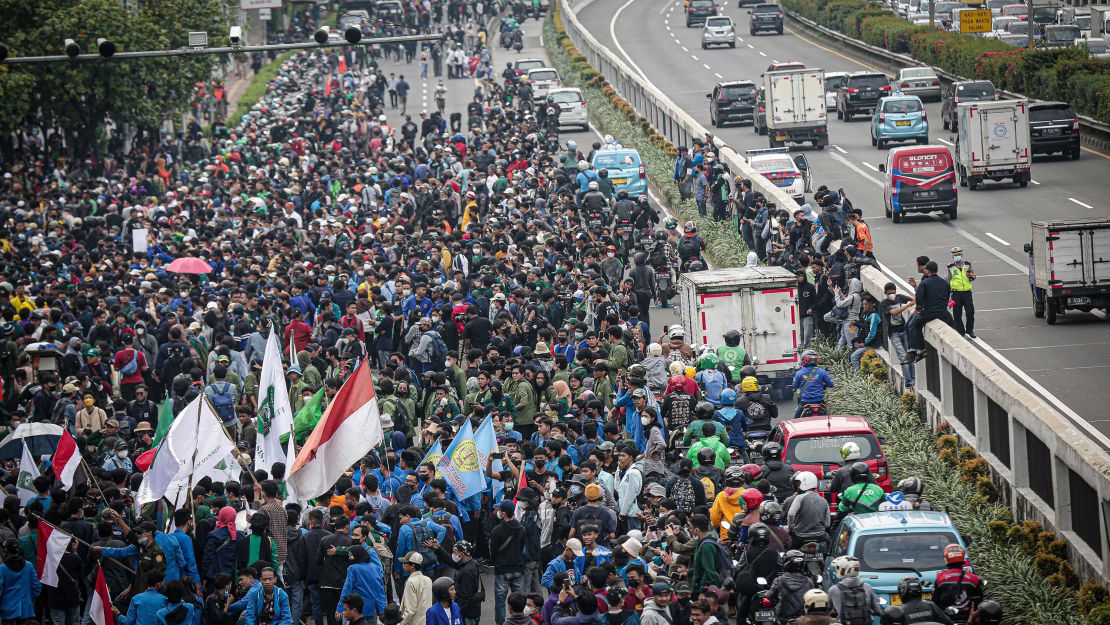 Indonesia police fire tear gas as students protest cooking oil prices ...