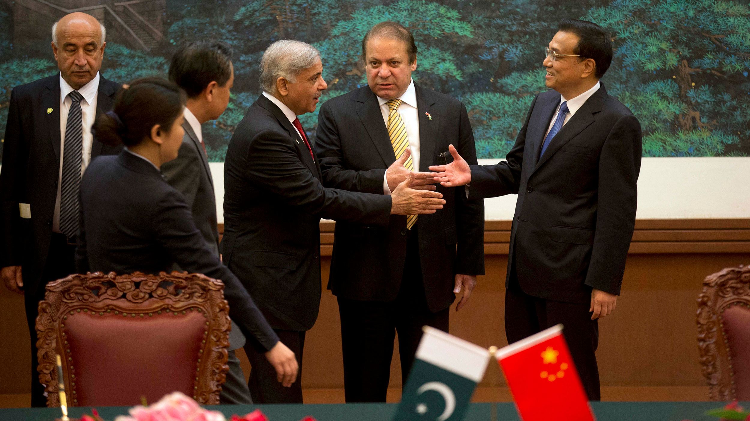 Former Pakistan Prime Minister Nawaz Sharif, second from right, introduces  Shehbaz Sharif, third from right, to Chinese Premier Li Keqiang in Beijing on July 5, 2013. 