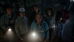 STRANGER THINGS. (L to R) Joe Keery as Steve Harrington, Gaten Matarazzo as Dustin Henderson, Maya Hawke as Robin Buckley, Sadie Sink as Max Mayfield, Natalia Dyer as Nancy Wheeler, and Caleb McLaughlin as Lucas Sinclair in STRANGER THINGS. Cr. Courtesy of Netflix © 2022