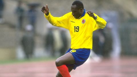 Rincón playing for Colombia in a World Cup qualifier against Bolivia.