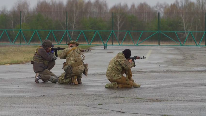 us troops train ukrainian soldiers tapper pkg 4/12