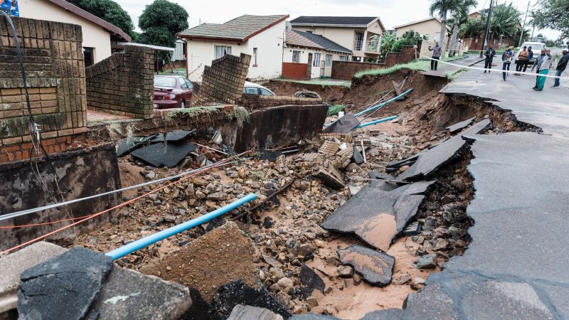Наводнения в Южна Африка: Повече от 300 души загинаха, след като наводненията отнеха пътища и унищожиха домове в Южна Африка