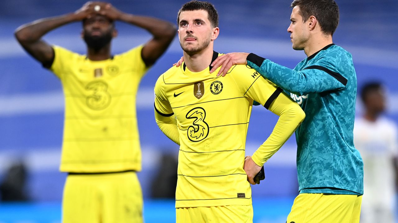 Chelsea's Mason Mount is consoled by teammate César Azpilicueta after the match. 