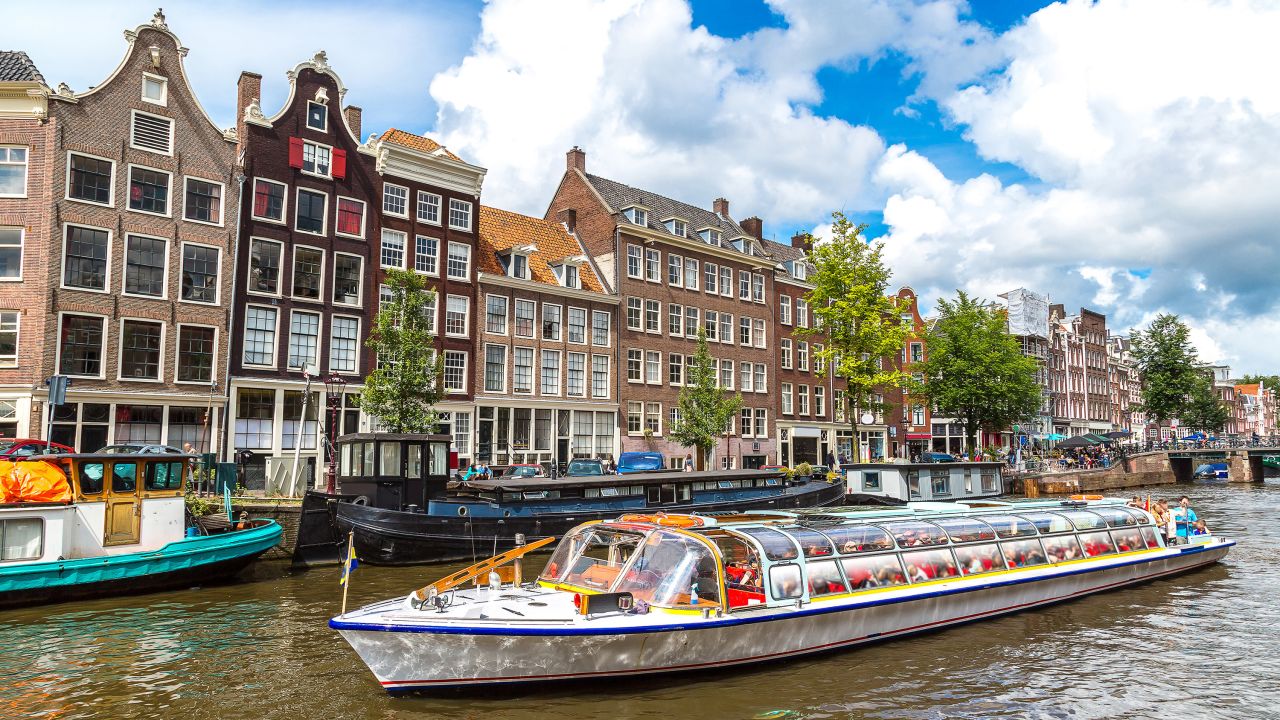 <strong>3. Amsterdam: </strong>In third place, the Dutch capital is now tackling overtourism with technology: Euromonitor praises its crowd monitoring project Public Eye. 