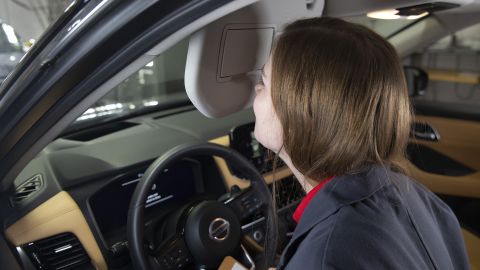 Tori Keerl teste l'odeur des composants des véhicules Nissan avant qu'ils ne les mettent dans la voiture et, encore une fois, dans un véhicule entièrement assemblé.