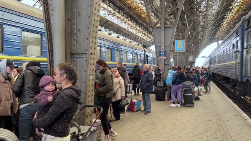 TL 5P// Jake Tapper DNT - Trains as lifeline in Ukraine_00011712.png