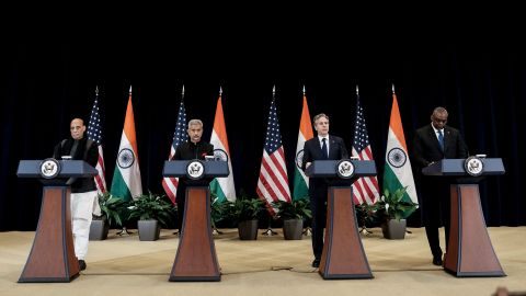 भारतीय रक्षा मंत्री राजनाथ सिंह, भारतीय विदेश मंत्री सुब्रह्मण्यम जयशंकर, अमेरिकी विदेश मंत्री एंटनी ब्लिंकन और अमेरिकी रक्षा सचिव लॉयड ऑस्टिन 11 अप्रैल को वाशिंगटन में एक संवाददाता सम्मेलन में।