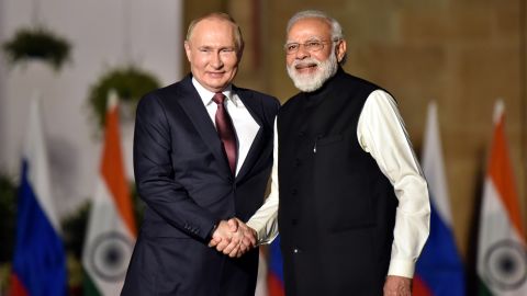 रूसी राष्ट्रपति व्लादिमीर पुतिन ने 6 दिसंबर, 2021 को नई दिल्ली में हैदराबाद हाउस में भारतीय प्रधान मंत्री नरेंद्र मोदी से मुलाकात की।