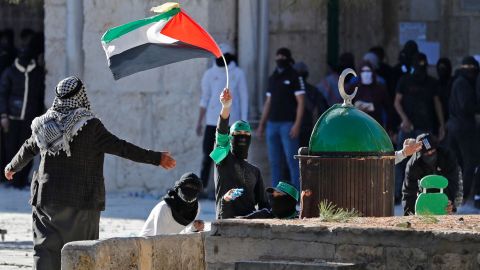 Palestinian demonstrators clash with Israeli police at Jerusalem's al-Aqsa mosque compound on April 15, 2022. 