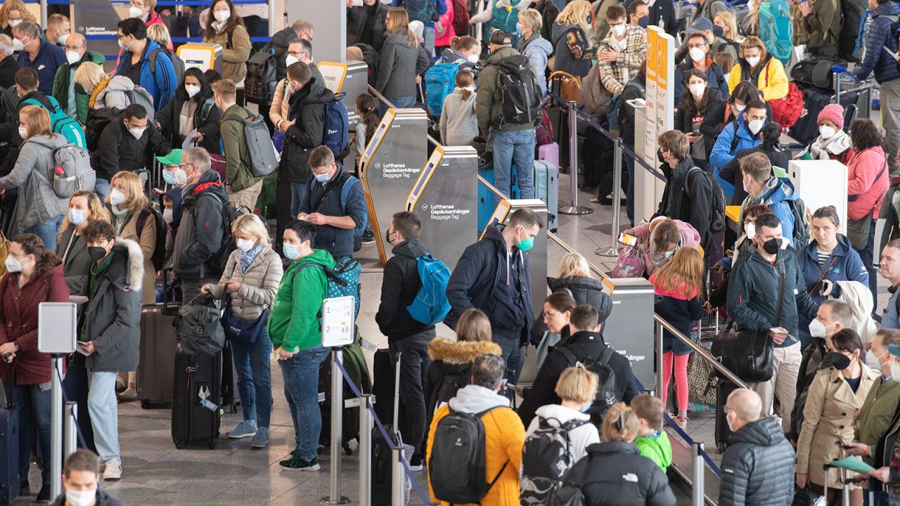 Snaking queues in Frankfurt airport.