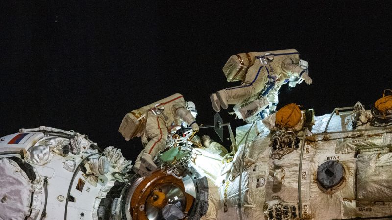 Руснаците правят космическа разходка, за да активират роботизираната ръка