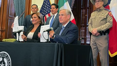Texas Governor Greg Abbott signs a border security agreement with Chihuahua Governor Maru Campos Galvan in Austin, Texas on Thursday. 