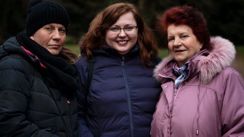Mila Turchin (w środku) w końcu spotyka się z matką Lubą (po prawej) i siostrą Vitą (po lewej) w Polsce po wstrząsającej podróży.
