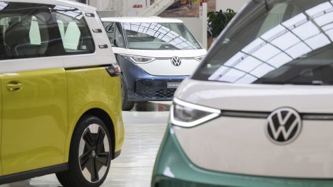Tres modelos de Volkswagen ID.Buzz electric están en exhibición en la planta de Volkswagen Commercial Vehicles en abril de 2022 en Baja Sajonia, Hannover, Alemania. 