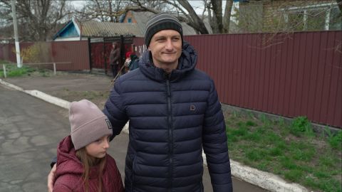 Vitaliy Chernysh with his daughter in Zdvyzhivka.