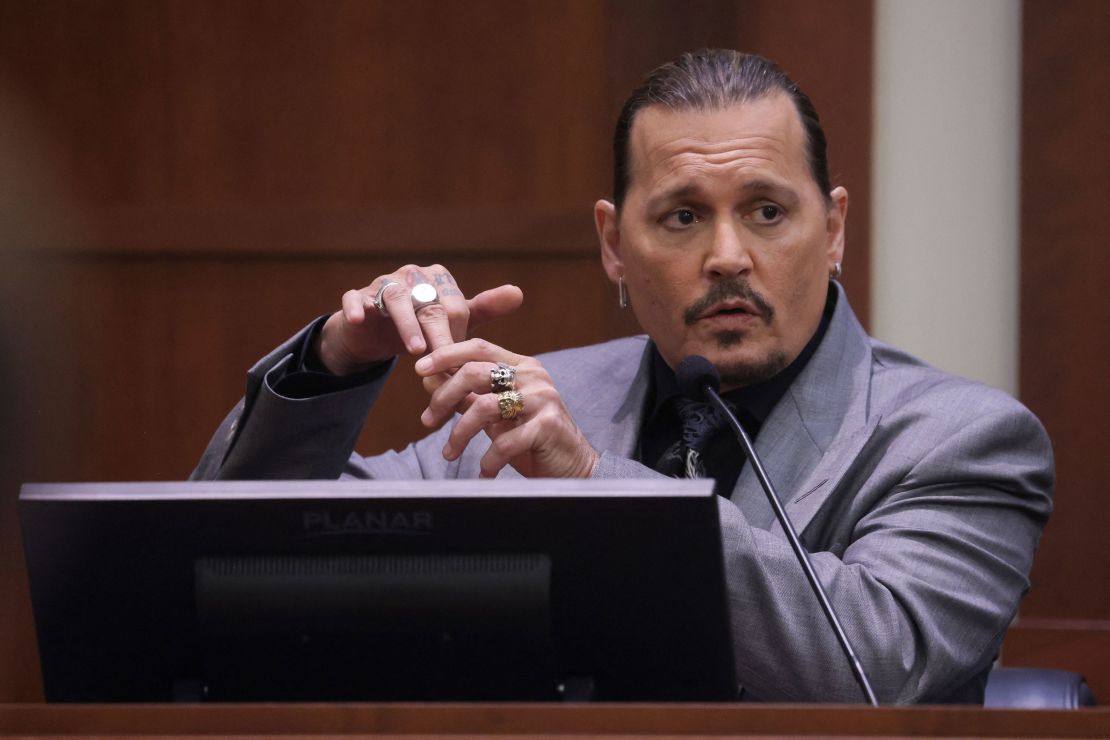Johnny Depp displays the middle finger of his hand in court, injured in 2015.