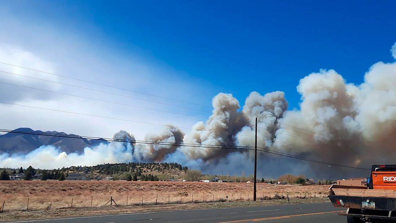 Smoke from the Tunnel Fire fills the sky in Doney Park, outside Flagstaff.