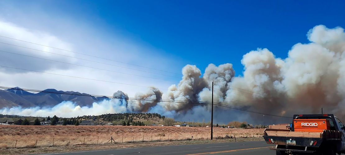 Smoke from the Tunnel Fire fills the sky in Doney Park, outside Flagstaff.