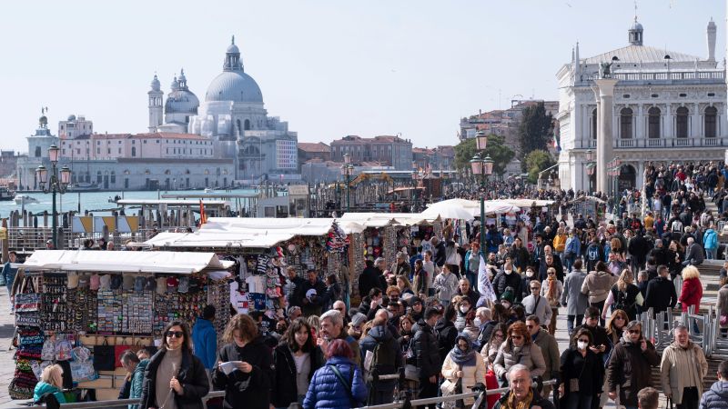 Venice to charge daytrippers up to €10 to enter in 2023