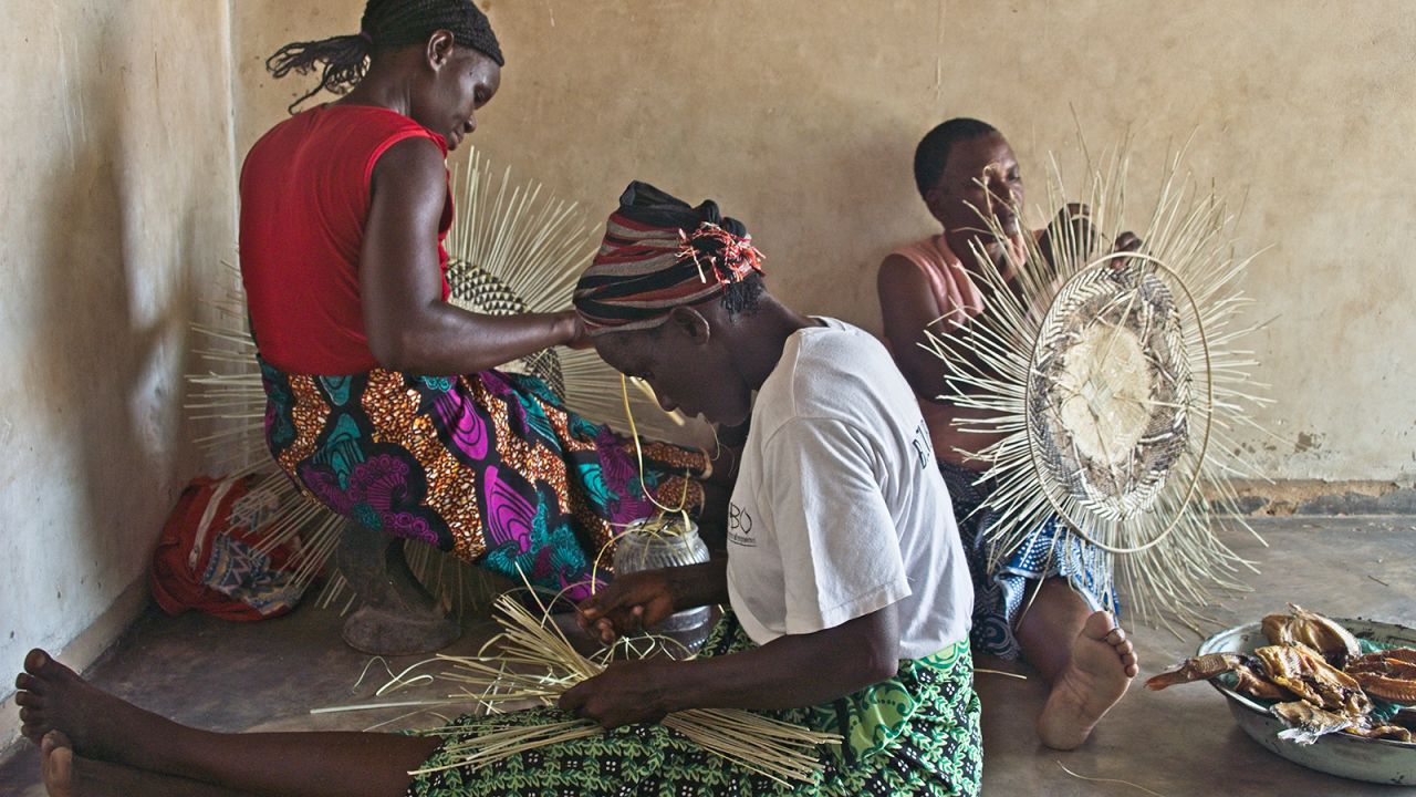 Women of the cooperative make crafts to raise money to repair their fishing rig at Siachilaba centre on 04, November 2021.