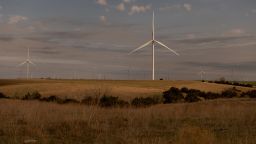 Вятърните турбини се въртят във вятърната ферма Traverse в Оклахома на 19 април.
