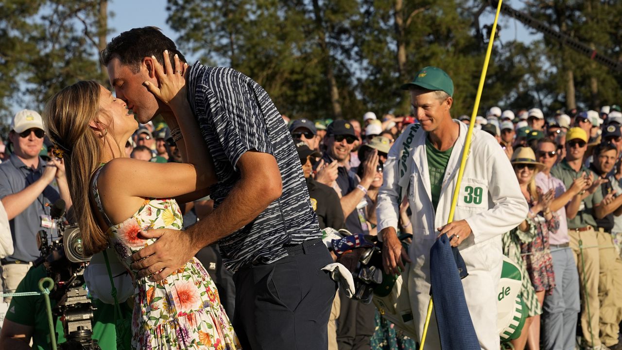 Scheffler kisses his wife, Meredith, after winning the Masters.