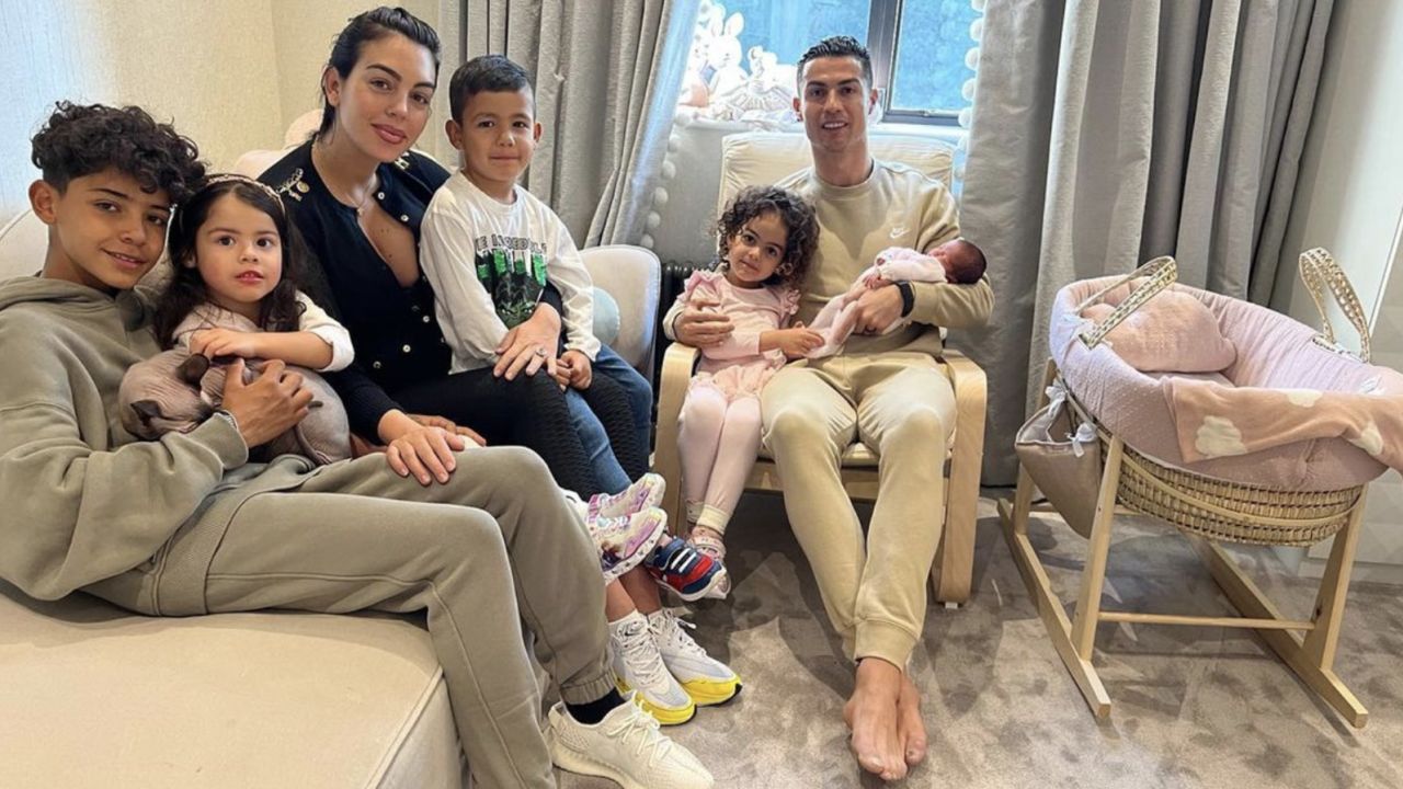 Cristiano Ronaldo returns hoмe with his new𝐛𝐨𝐫𝐧 daughter after the death of her twin brother | CNN