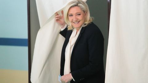 Emmanuel Macron ganará las elecciones presidenciales de Francia, proyectan encuestadores | CNN 2 La contendiente francesa de extrema derecha Marine Le Pen emite su voto en Henin-Beaumont, en el norte de Francia, el domingo.