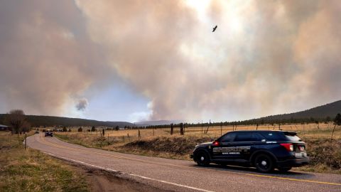Buzağı Kanyonu Ateşi, Cuma günü Penasco Blanco yakınlarında yanarken görüldü.