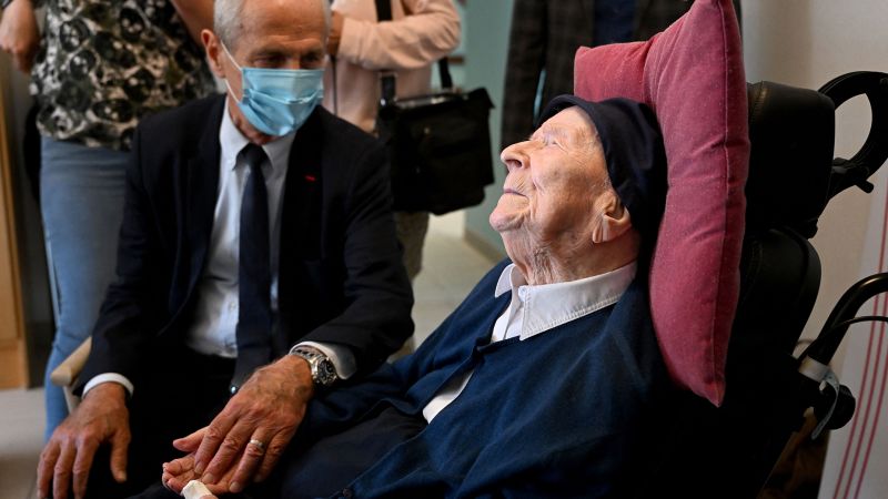 La monja francesa viva más anciana del mundo disfruta del chocolate y el vino