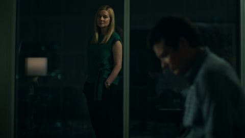 (Da esquerda para a direita) Laura Linney como Wendy Byrde e Jason Bateman como Marty Byrde são mostrados em uma cena da Quarta Temporada Parte Dois, 