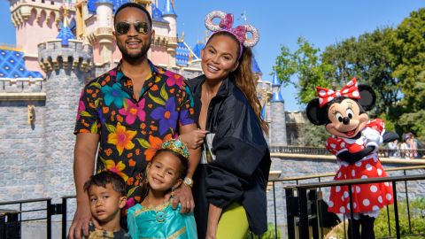 (fila de trás, à esquerda) John Legend e Chrissy Teigen e (fila da frente, à esquerda) seus filhos, Miles e Luna, comemoram o aniversário de Luna na Disneyland em 14 de abril em Anaheim, Califórnia. 