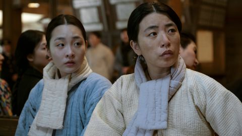 Sunja (Minha Kim) and her mother (Inji Jeong) navigate the hardships of life in Japanese-occupied Korea.