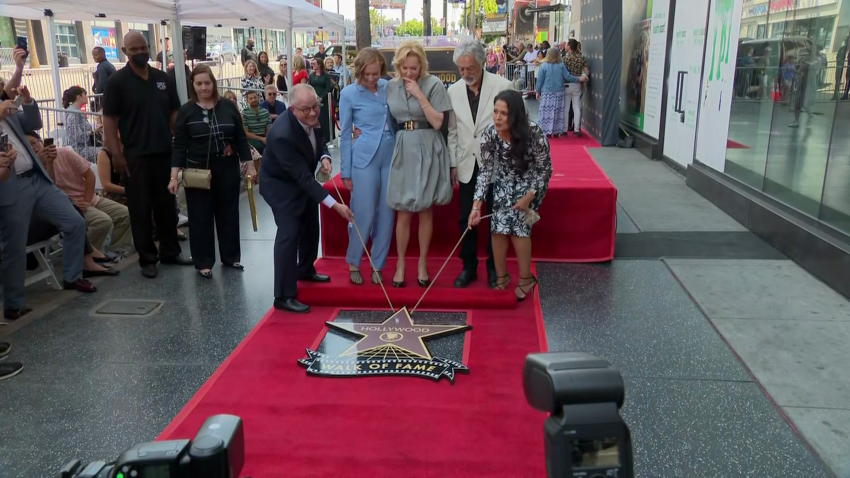 Hollywood Minute: Jean Smart receives Walk of Fame star _00002624.png
