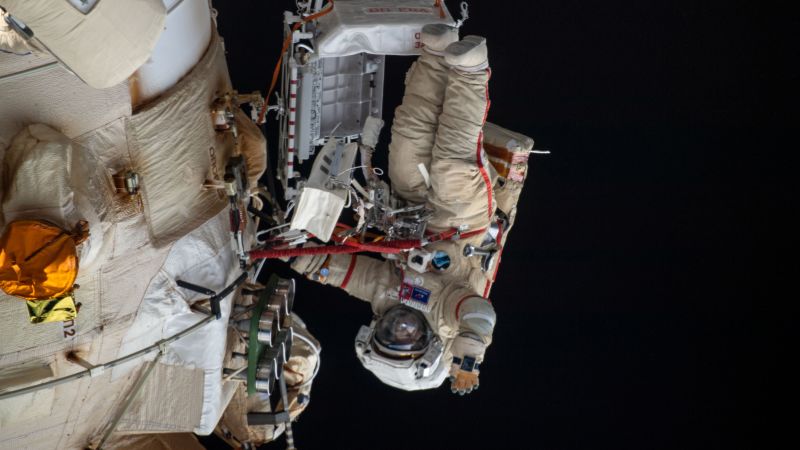 Cosmonautas russos vão “dobrar” o braço robótico da estação espacial