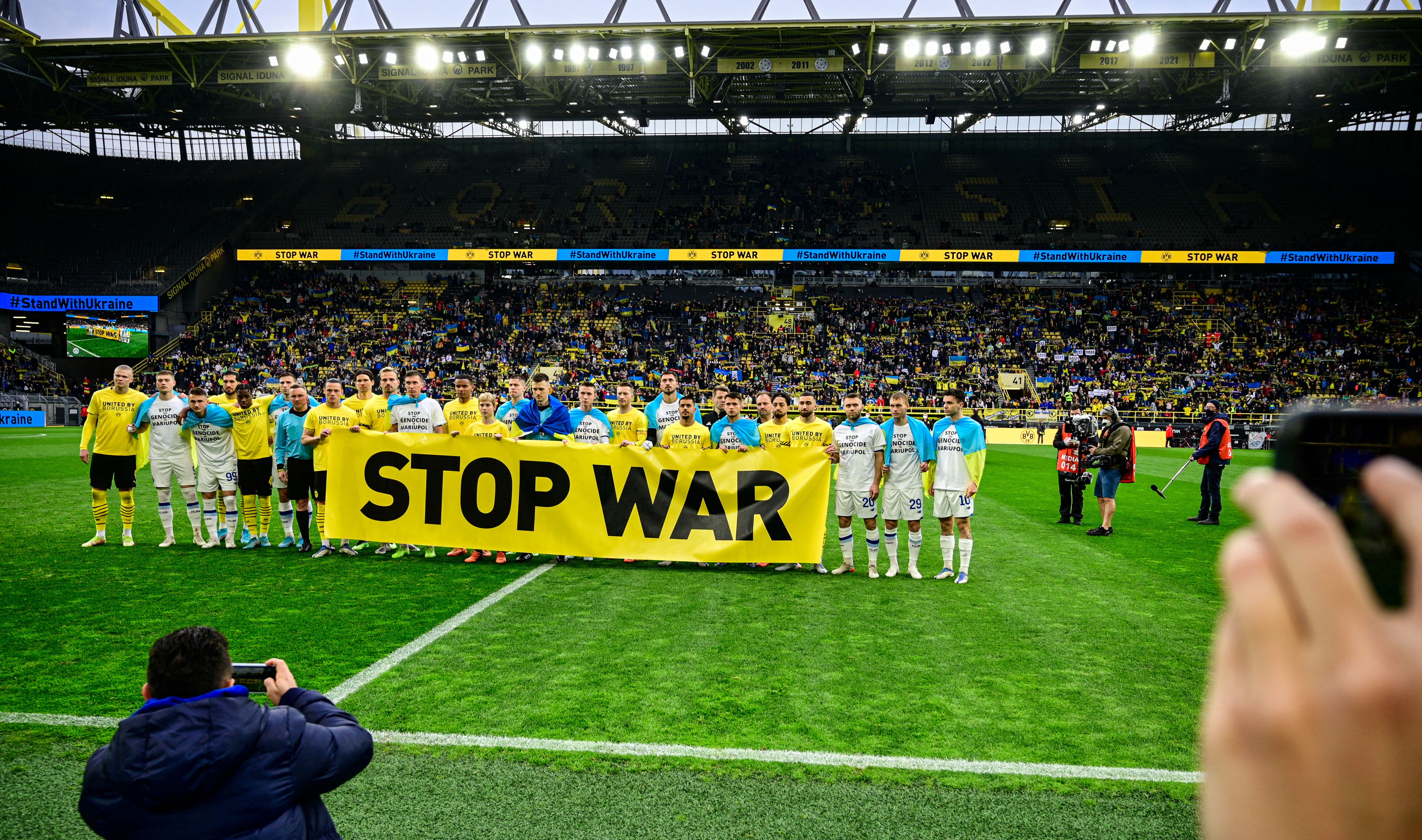 Borussia Dortmund And Dynamo Kyiv Team Up For Ukraine Charity Match Cnn