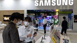 An employee assists a visitor looking at a Samsung Electronics Co. Galaxy S22 Ultra 5G smartphone at the World IT Show 2022 in Seoul, South Korea, on Thursday, April 21, 2022. The show runs through April 22. Photographer: SeongJoon Cho/Bloomberg via Getty Images