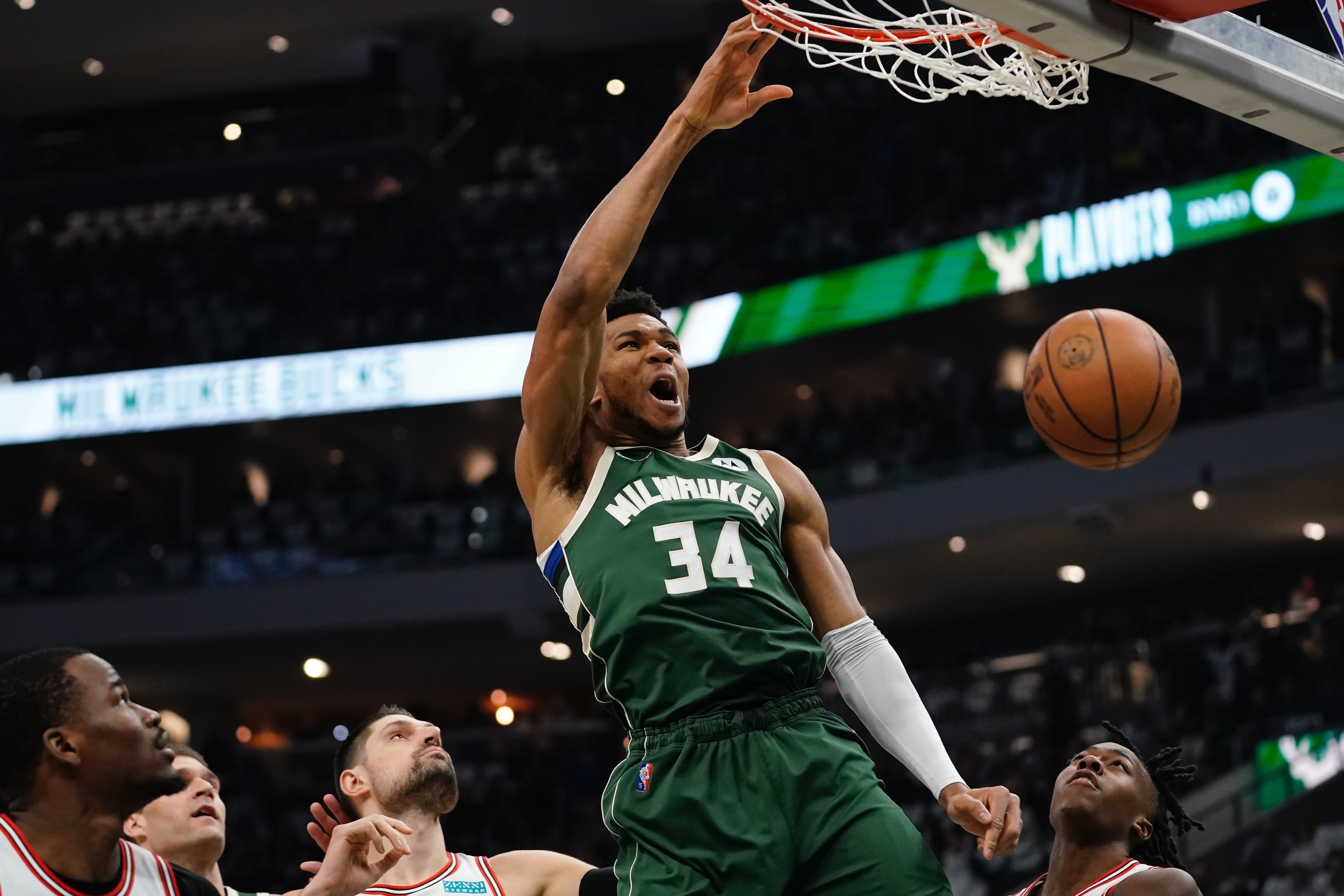 Giannis Antetokounmpo Dunks Twice On Steph Curry! Curry Gets Out