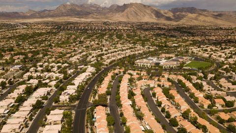 Des maisons et un terrain de golf dans la communauté Summerlin de Las Vegas.  L'année dernière, le Nevada a adopté un projet de loi visant à interdire l'herbe ornementale, exigeant le retrait de tous 