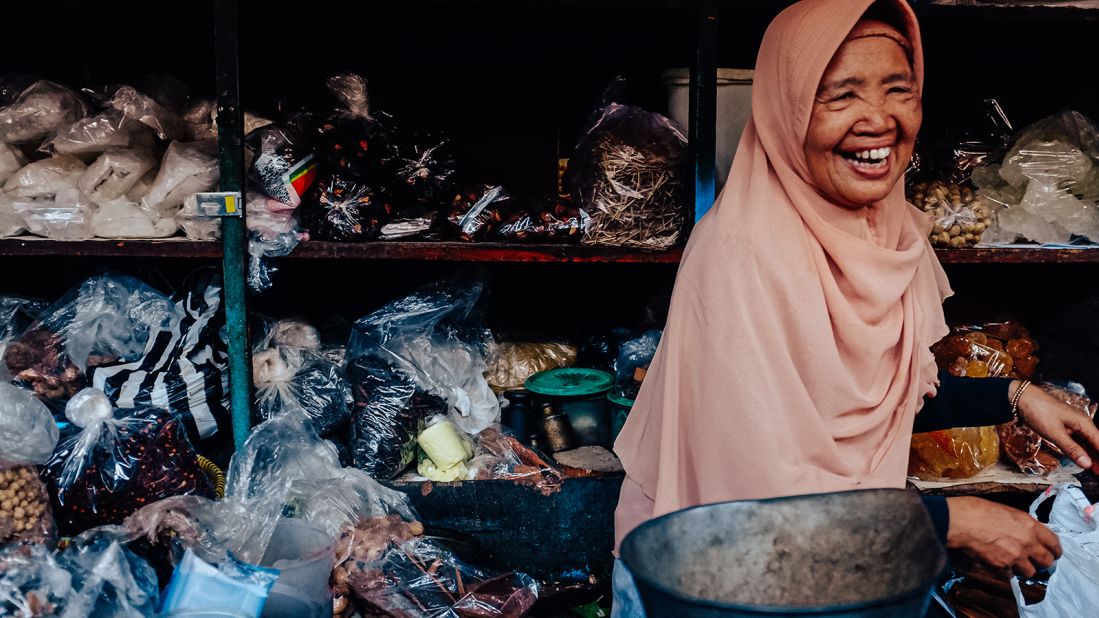 <strong>unearthed® Food for Sale winner | Anna Loraine Hartmann of Germany | "Herbwoman":</strong> The lights are dimmed underneath a corrugated roof top, keeping the sunlight out to prevent the harvest from spoiling. In between the dark aisles of the bustling market in Yogyakarta, Indonesia, one only finds welcoming smiles and well-sourced produce.