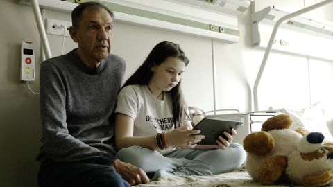 Después de un viaje épico, una niña ucraniana huérfana se reencuentra con su abuelo | CNN 3 Oleksander Obedinsky se reencuentra con su nieta Kira Obedinsky en Donetsk.