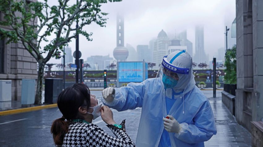 A medical worker in protective gear collects a swab sample from a resident for nucleic acid testing, amid the coronavirus disease (COVID-19) outbreak, in Shanghai, China April 26, 2022. cnsphoto via REUTERS   ATTENTION EDITORS - THIS IMAGE WAS PROVIDED BY A THIRD PARTY. CHINA OUT.