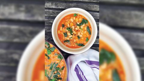 Fast white beans, chorizo ​​and hearty greens stew can make a great meal.