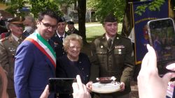 soldiers gift cake to woman