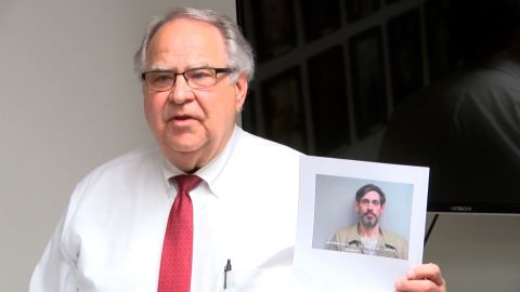 Der Sheriff von Lauderdale County, Rick Singleton, hält ein Bild von Casey White in der Hand.