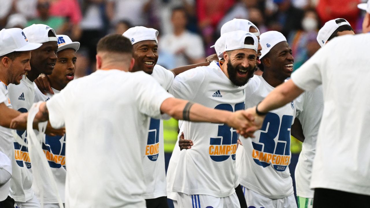 Karim Benzema (center) celebrates Real Madrid's 35th league title. 